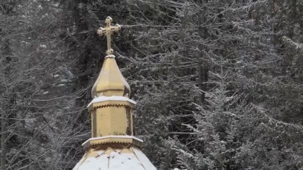 Cruz de ouro na desgraça da Igreja Ortodoxa Cristã nos Montes Cárpatos — Vídeo de Stock