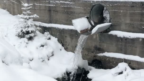 Corriente de agua que cae de un agujero redondo en una pared en los Cárpatos en slo-mo — Vídeo de stock