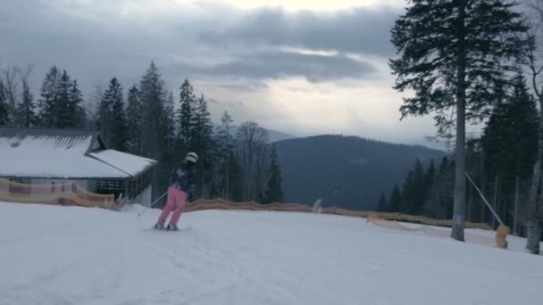 Turista, sí- és így enyhe nyugtató fordul a Kárpátok slo-Mo — Stock videók