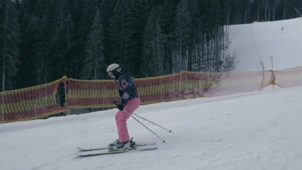 Lycklig kvinna underhållande och skidåkning i Karpaterna i vinter i slo-mo — Stockvideo