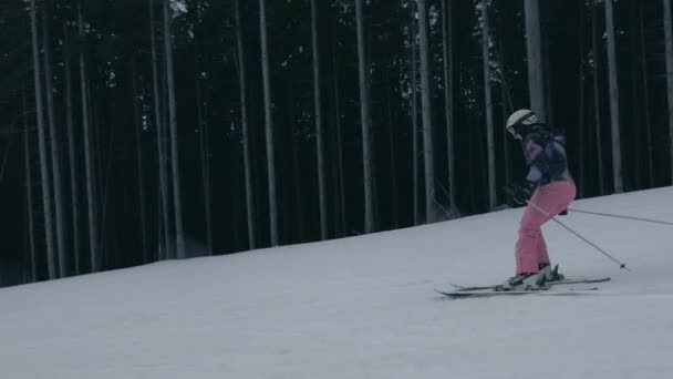 Веселый лыжник зимой спускается на горнолыжный курорт Карпаты в тихом океане — стоковое видео