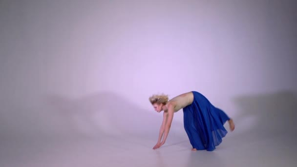 A beautiful girl performs flip forward in slow motion — Stock Video