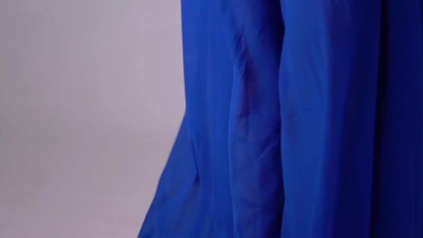 Светло-голубая ткань качается на ветру в замедленной съемке — стоковое видео