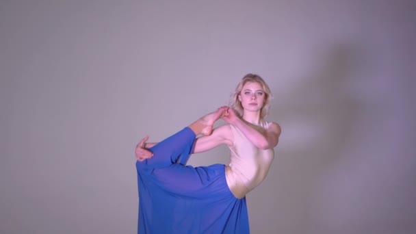 Een blond meisje dansen contempo in studio in slow motion — Stockvideo