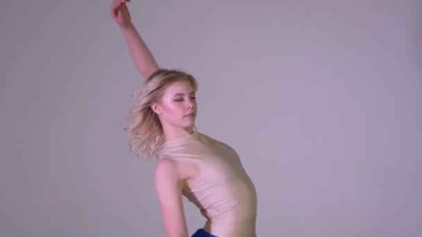 Een blond meisje dansen contempo in studio in slow motion — Stockvideo