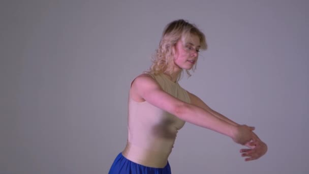 Όμορφη μπαλαρίνα κάνει ασκήσεις σε αργή κίνηση — Αρχείο Βίντεο
