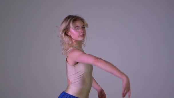 Ballerina lachend maakt mooie bewegingen met haar handen in slow motion — Stockvideo