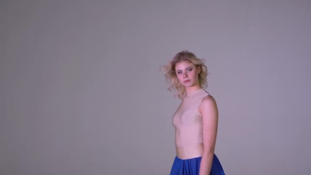 아름 다운 소녀 슬로우 모션에 느린 클래식 댄스 춤 — 비디오