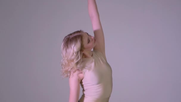 Beautiful blonde girl dancing slow classical dance in slow motion — Stock Video