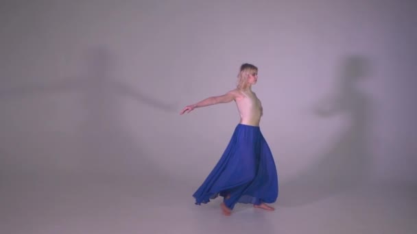 Meisje danser beoefenen van verticale bindgaren in studio achtergrond — Stockvideo