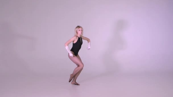 美しい少女は、スローモーションでモダンな振り付けを踊っています。 — ストック動画