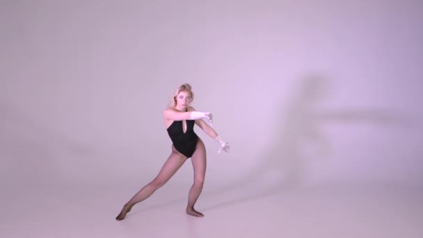 金髪少女はスローモーションでモダンな振り付けを踊る — ストック動画