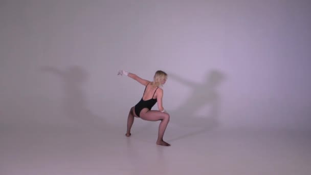 Mladá blondýnka tancuje moderní choreografie v pomalém pohybu