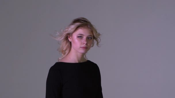 Krásná blond dívka vážně hledají a otáčí pryč na kameru v pomalém pohybu — Stock video
