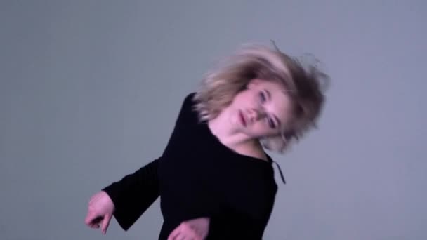 Młoda piękna kobieta tańczy z wiatrem we włosach na białym tle w zwolnionym tempie — Wideo stockowe