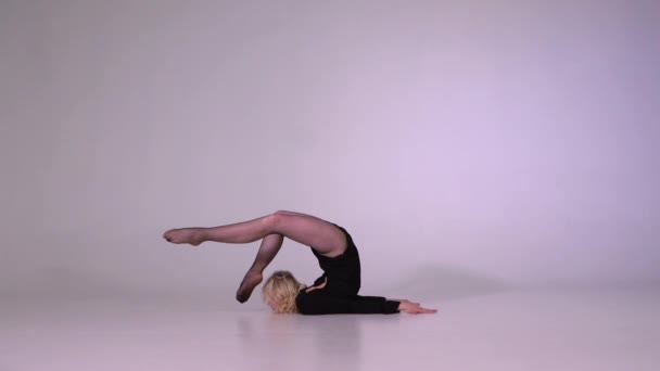 Mladá žena pózuje s backbend gymnastika v pomalém pohybu — Stock video