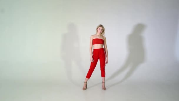 4k - Blonde female hip hop dancer in red costume. — Stock Video