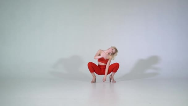 Девушка танцует диско в студии в замедленной съемке — стоковое видео