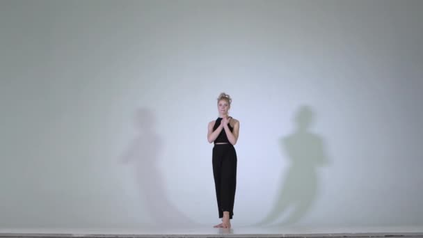 Gymnast lyfter vackert hennes ben i slow motion — Stockvideo