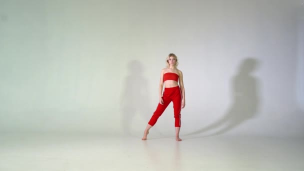 4k - Blonde festa menina dança com vento no cabelo isolado — Vídeo de Stock