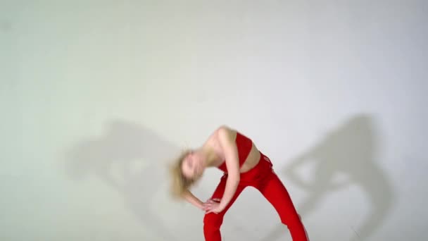 4k - Blonde woman dance with wind in hair isolated — Stock Video