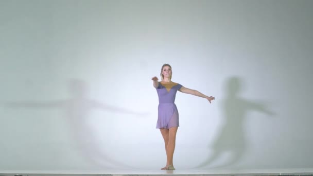 4k - Attrayant jeune femme filant pirouette ballet isolé — Video