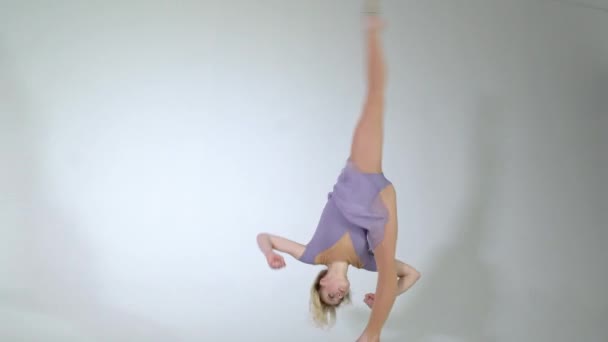 4k - Jovem dançarina contemporânea fazendo divisões verticais em estúdio — Vídeo de Stock