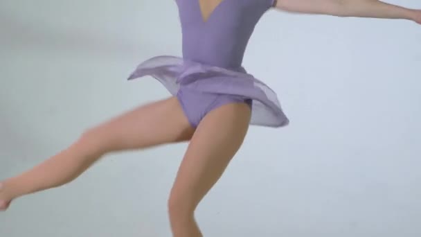 4k - Belle jeune ballerine dansant en studio — Video