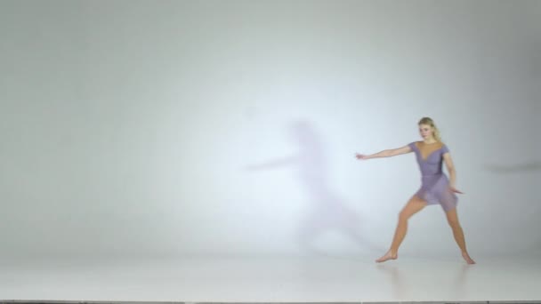 4k - Ballerina di balletto Youg che salta sulla formazione in studio — Video Stock