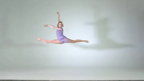 4k - Youg dívka baletku skákání na školení ve studiu — Stock fotografie