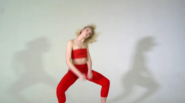 4k - Девушка-блондинка профессионально танцует изолированно — стоковое фото
