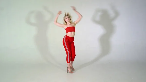 4k - modieuze blonde lachende dame is dansen in studio — Stockfoto