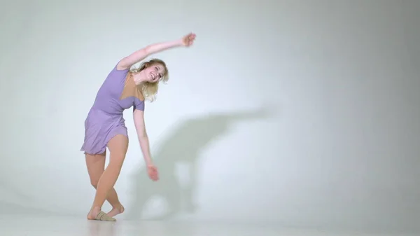 4k-年轻的当代女舞蹈演员在工作室做垂直分裂 — 图库照片