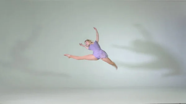 4k - Danseuse de ballet de style moderne sautant sur l'entraînement et souriant — Photo