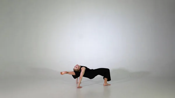 4k - krásná pružná mladá dívka dělá, dělá akrobatické cvičení — Stock fotografie