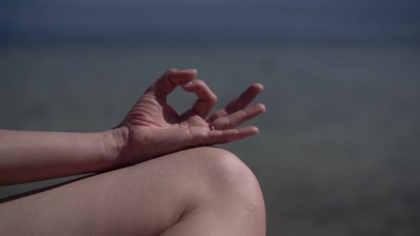 Detailní záběr záběr cvičím jógu na pláži oceánu. — Stock video