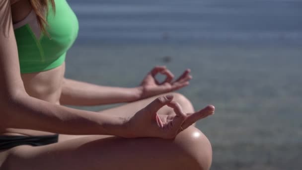 Nahaufnahme der Yoga-Praxis am Strand des Ozeans. — Stockvideo