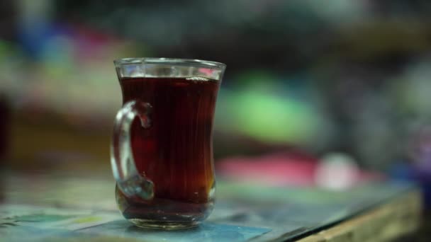 4k - kleine Tasse Tee auf dem Tisch aus nächster Nähe. — Stockvideo