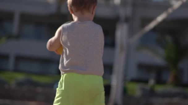 Lustige Aktion - kleiner Junge 1 Jahr fällt mit Volleyball. — Stockvideo