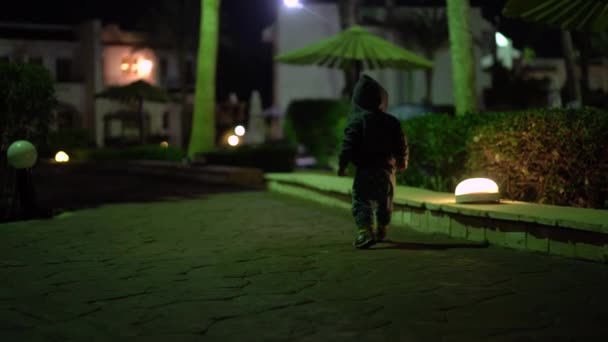 4k-밤에 작은 아기의 재미 산책. — 비디오