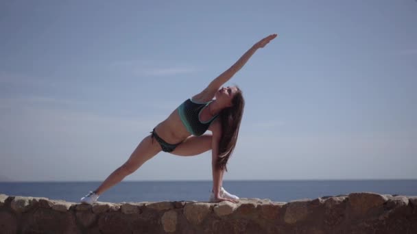 Sexy model maakt yoga pose-parsvakonasana. — Stockvideo