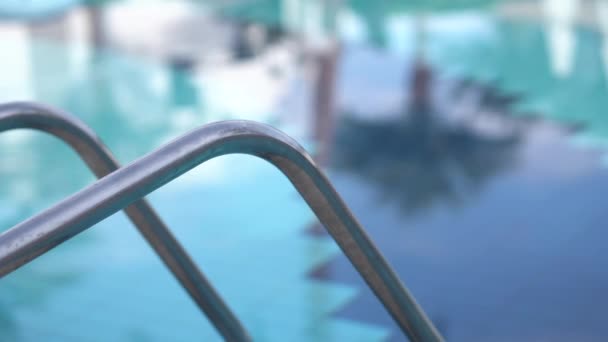 Close up tiro das alças das escadas para a piscina — Vídeo de Stock