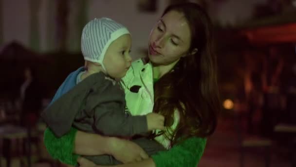 4k - madre con el niño pequeño baila en la noche . — Vídeos de Stock