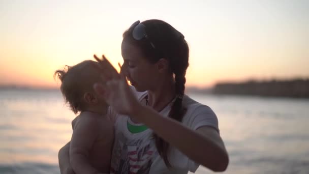 Cute rodziny-matka i małe dziecko potrząsnąć rękami w zwolnionym tempie. — Wideo stockowe