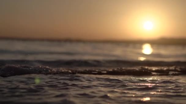 Slow motion-solnedgång över havet. — Stockvideo