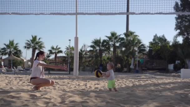 Wother dengan bayi bermain di voli di lapangan voli . — Stok Video