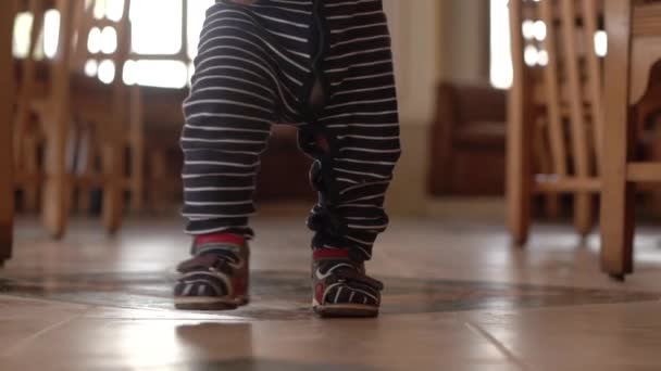 Petit bébé marche sur la cage au ralenti. Mains et pieds au ralenti — Video