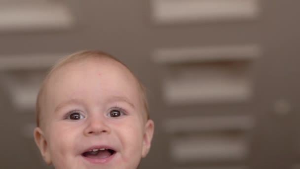 Lindo niño rubio sonrisa y caminar en cámara lenta . — Vídeos de Stock