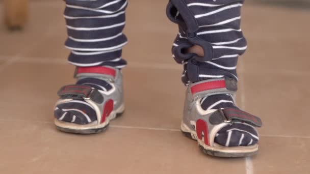 Симпатичные маленькие ножки маленького ребенка в замедленной съемке и полосы . — стоковое видео