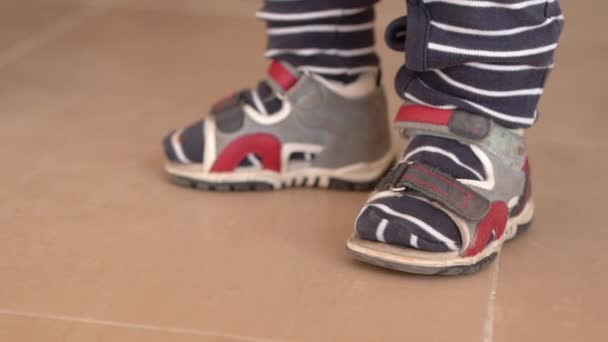 Petits pieds mignons du petit enfant au ralenti et rayures . — Video